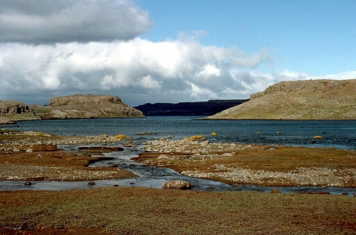 Le déversoire final des Lacs Korrigans dansla Baie del'observatoire.