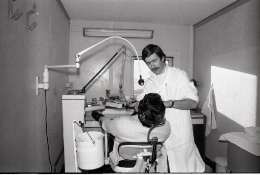 Le médecin Bruno Pats donne des soins dentaires à son patient.
