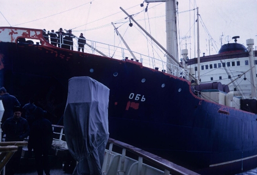 Le Brise-glace soviétique "Ob" au large de Dumont d'Urville. Au premier plan, le navire "Professor Zubov".