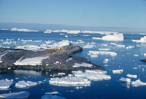 Le chantier de la piste du Lion. Au loin, vers le nord-est la mer libre et des icebergs à perte de vue.