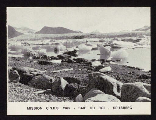 Un paysage de glace, de glacier et de montagnes au Spitzberg  - mission du CNRS 1965