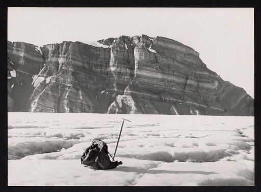 Un sac à dos et une pioche sur un glacier dans un paysage du Spitzberg