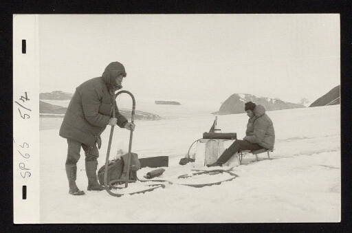 Deux hommes sur la glace - mission du CNRS 1965  - vue6