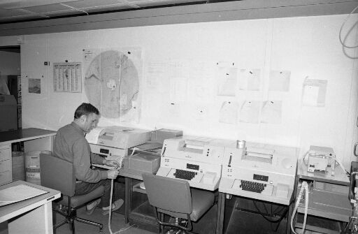 Dans le bâtiment radio (n°46), le gérant postal, Jacques Vermeren-Gaubert, prépare une transmission télex.