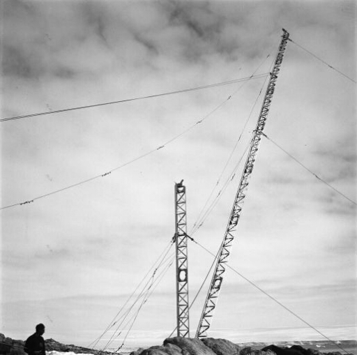 Installation du mât radio à l'ouest de l'île. En arrière plan, le continent.