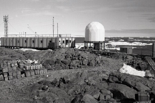 Le labo 1 (n°25) et la tour météo, le radôme poursuite satellite (n°45). Au loin le continent, mer et icebergs.