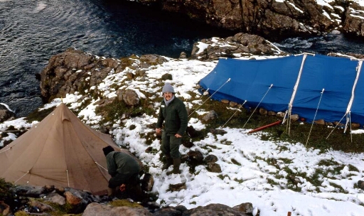 Le campement hydrobio en fin de campagne d'été 1981. De gauche à droite Didier Bazin et F-Xavier Oury