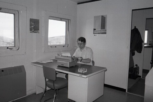 L'opérateur radio Yves Labbas à son bureau dans le bâtiment radio (n°46).