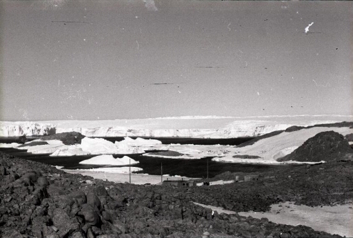 Le sud de l'île des Pétrels : la première base devient "Base Marret". Les îles Lamarck et Jean Rostand. En arrière-plan, le glacier de l'Astrolabe.