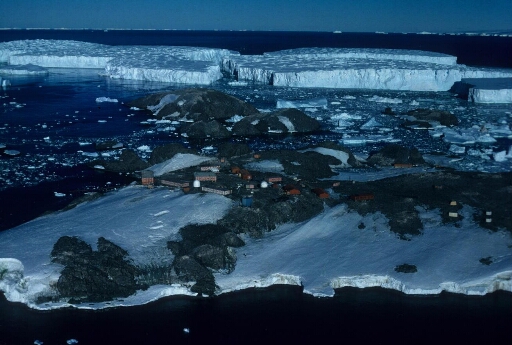 Survol, vers l'est, des îles des Pétrels, Buffon, Claude Bernard et Lamark. En arrière-plan les icebergs issus du glacier de l'Astrolabe.