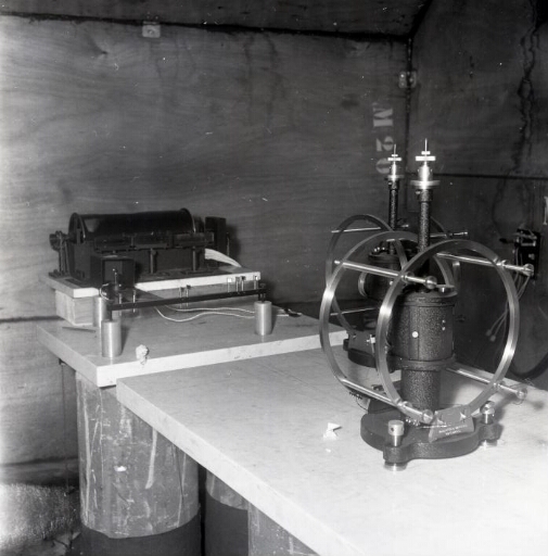 L'enregistreur et les magnétographes Y et X (de G à D)  "La Cour" installés dans l'abri "La Cour" (n° 11) en 1957.