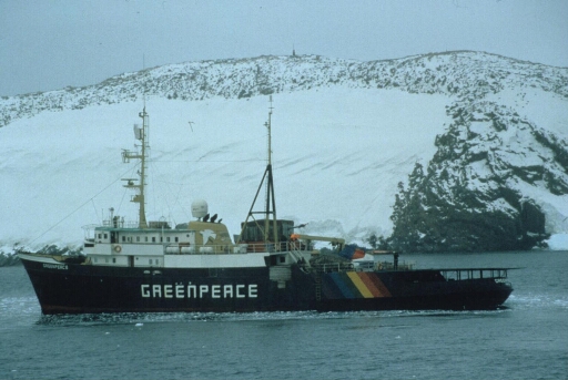 Première incursion du navire Greenpeace dans l'archipel de Pointe Géologie.