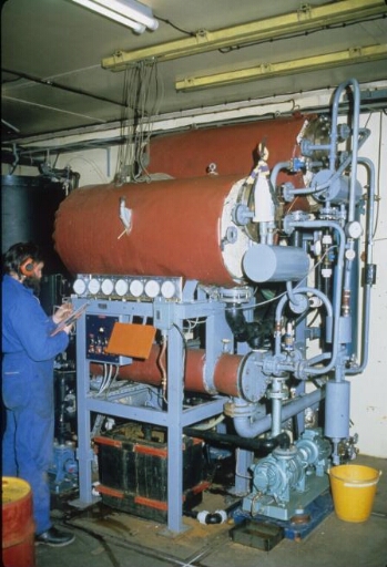 Dans la centrale électrique (Bt n°24), le distillateur d'eau de mer, sous vide et à basse température, Nerpic.