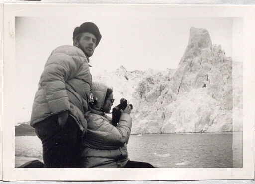 Un homme et Annik Moign regardent photographie d'un glacier