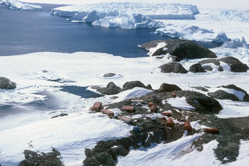 Vue aérienne vers l'est, de l'île des Pétrels en direction des îles Buffon et Claude Bernard. Grand iceberg tabulaire issu du glacier de l'Astrolabe.