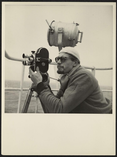 Portrait d'un homme sur le pont d'un bateau avec un appareil photo ou une caméra