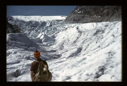 Jean Corbel sur un glacier - mission CNRS 1963 -vue 2