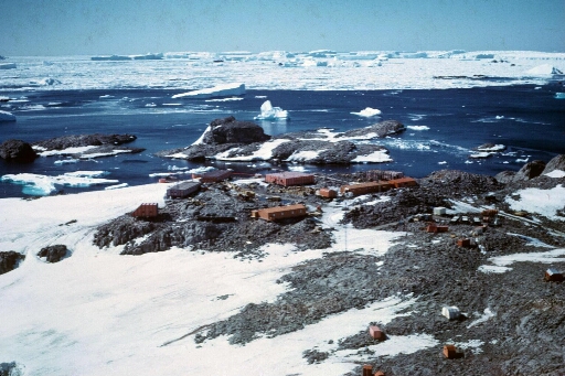 Survol, vers le nord, du centre de la base, en direction des îles Cuvier et du Lion. Pack assez dense et icebergs à perte de vue.