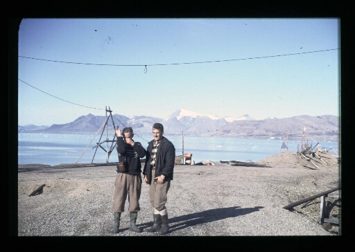 Jean Corbel et un membre de l'équipe près de la rive du fjord - mission CNRS 1965