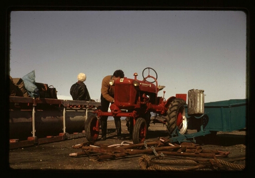 Réparation d'un tracteur rouge  - mission CNRS 1964