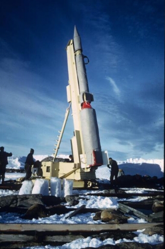 L'quipe du CNES prépare le tir de l'une des quatre fusées Dragon ('étude de l'ionosphère) placée sur sa rampe de lancement.