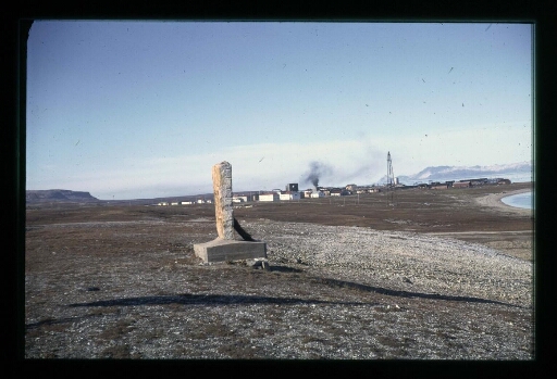 Ny-Ålesund, inauguration du monument aux morts norvégiens ( Amundsen)- mission CNRS 1963 - vue 2