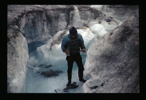 Un homme debout entouré de glace - mission CNRS 1963