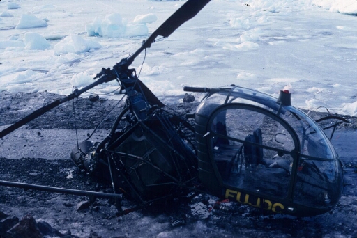 L'épave de l'Alouette 2, unique victime de l'accident survenu dans la zone de débarquement, au sud de l'île des Pétrels.
