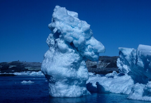 Petit iceberg de forme remarquable. En arrière-plan l'une des îles de l'archipel non identifiée.