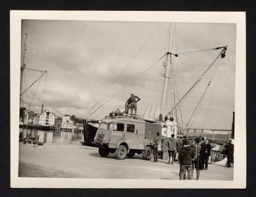 Embarquement du matériel à Tromsø,  le camion près du navire le Lyngen - mission CNRS 1963, vue 1