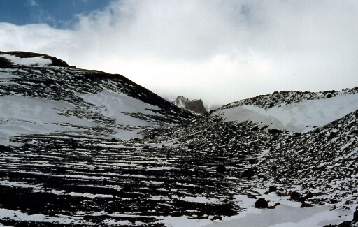 Ballade de 9 jours autour du Mont Ross - J2 -  Le Piton du cratère sortant de la moraine du glacier Buffon