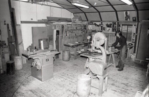 La menuiserie dans le bâtiment n°22. Les machines outils et le menuisier,Jean-Paul Desverchère.