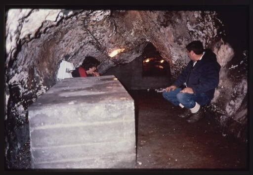 Deux hommes dans une grotte.