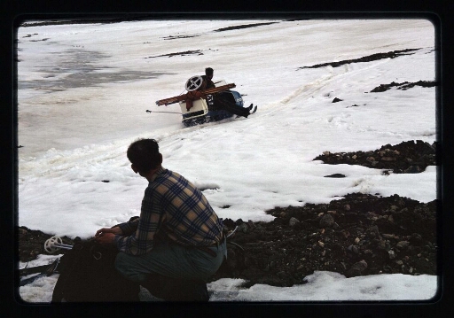 Un homme sur un skidoo - mission CNRS 1966 - vue 9