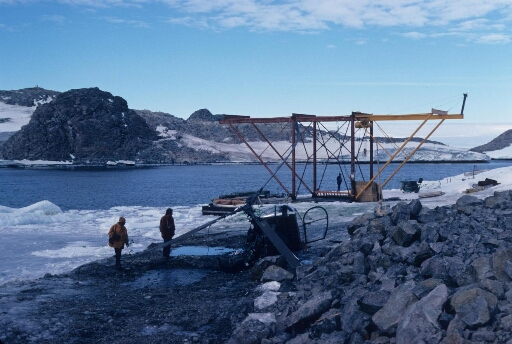 L'épave de l'Alouette 2, unique victime de l'accident survenu à proximité du portique de débarquement, au sud de l'île des Pétrels.