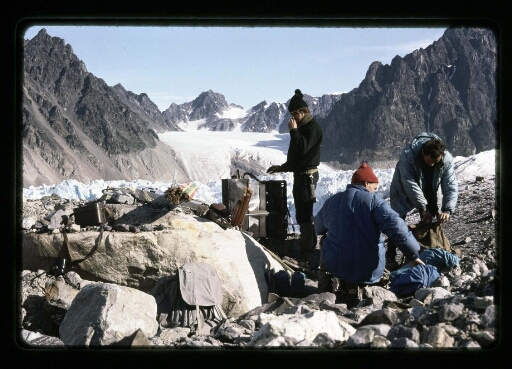 Pause de l'équipe durant une mission sur le glacier - mission CNRS 1965