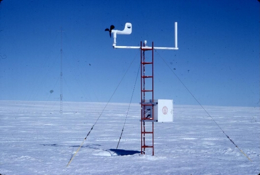Programme IAGO pour l'étude des vents catabatiques. Sur le continent, à D 10, le pylône aérologique (second plan) et la tour météo pour les mesures au sol.