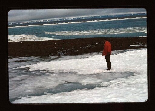 Un homme debout sur la neige - mission CNRS 1966 - vue 1