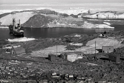 Le Thala Dan amarré entre les îles des Pétrels et J. Rostand. L'ancien garage, la base Marret, la plateforme hélico.