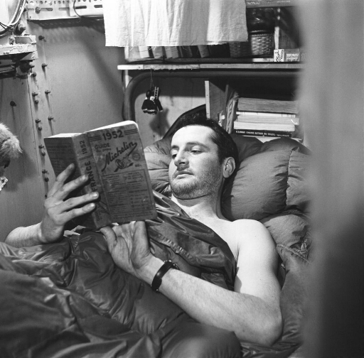 Le géophysicien Roland Schlich, dans sa couchette, plongé dans la lecture du guide Michelin France 1952…