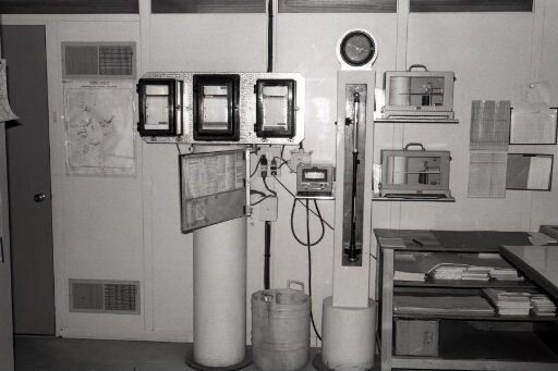Les appareils de mesures et enregistreurs installés dans le labo de la météo, bâtiment n°25, labo 1.
