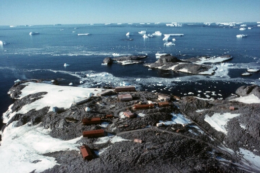 Vue aérienne "rasante", vers le nord-est de la base. Les îles Cuvier et du Lion. Mer libre à perte de vue. Petits icebergs.