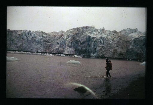 Mission plongée près du front du glacier de la Baie du Roi - mission CNRS 1965 - vue 1