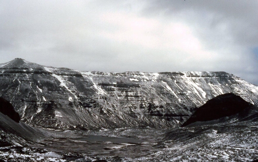 Ballade de 9 jours autour du Mont Ross - J2 -  Derrière la Table du cratère, les Roches Diane et Simoun et le début de la vallée du Radiolène.