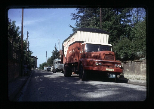 Préparation de la mission CNRS 1966 - deux camions rouges garés dans la rue à Caluire - vue 1