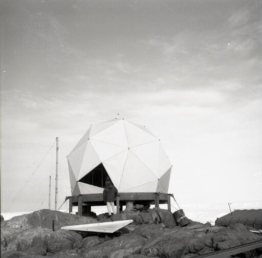 Construction du radôme du radar de poursuite des ballons-sondes météo (n° 40).