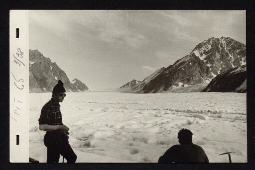 Deux hommes devant un glacier - mission du CNRS 1965