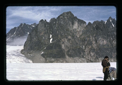 Deux personnes de l'équipe sur un glacier - mission CNRS 1965