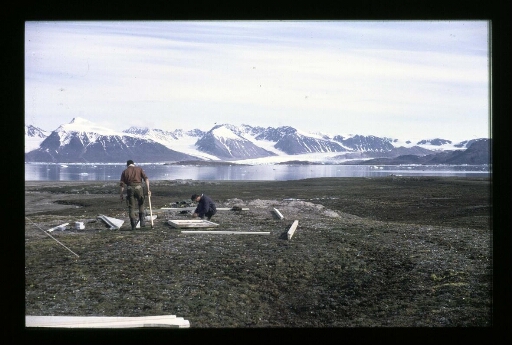 Le fjord vu depuis la base Corbel; des hommes construisent des structures en bois- mission CNRS 1966