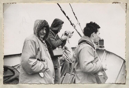 Quatre Hommes à la proue du navire Lyngen